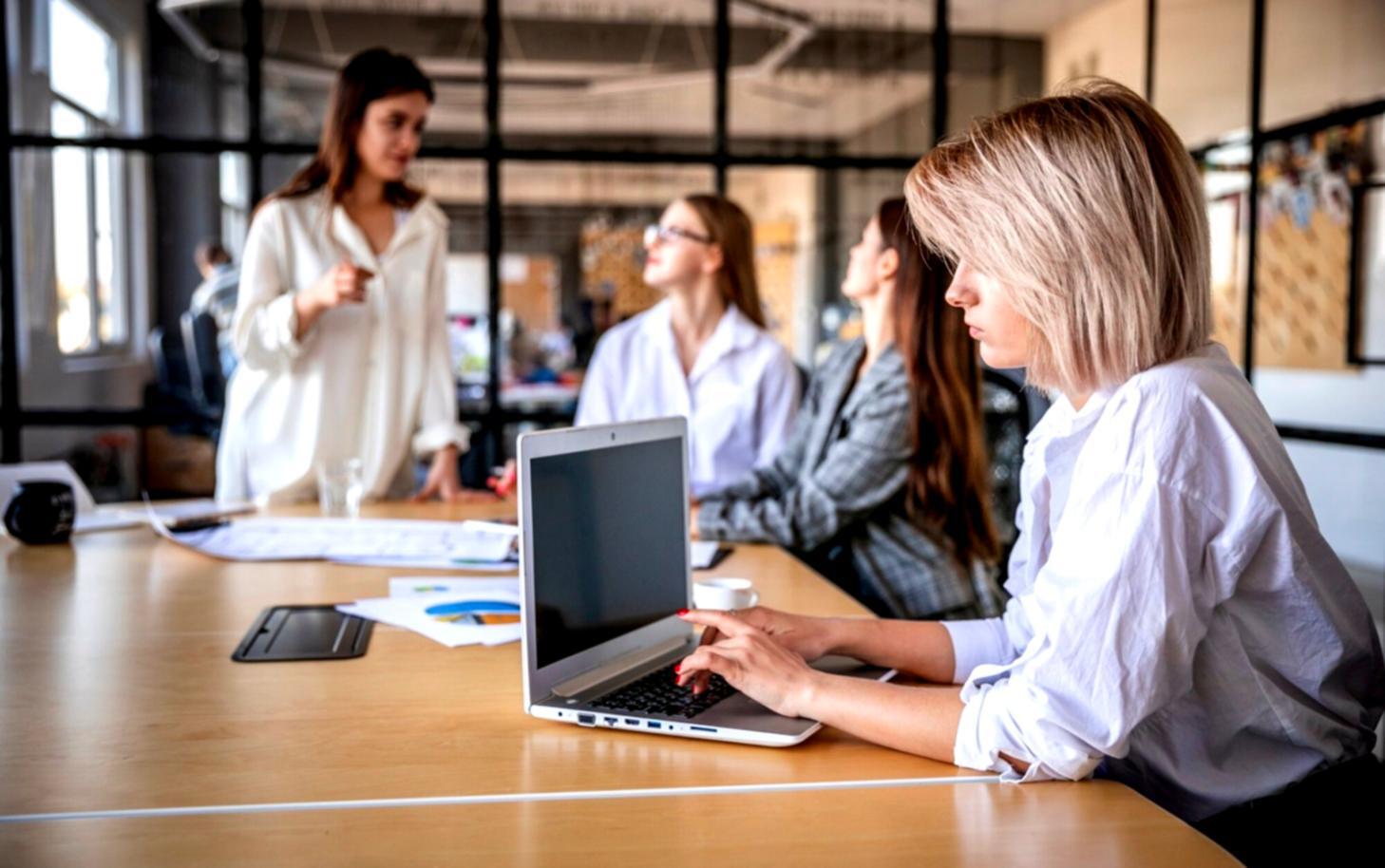 Análisis financiero profesional en oficina moderna