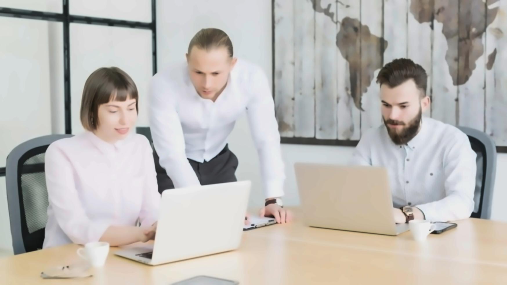 Equipo inicial de jorimerixav trabajando en proyecciones financieras para negocios locales